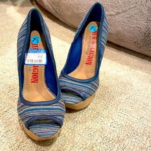 True Religion blue tweed peep toe platforms 7.5
